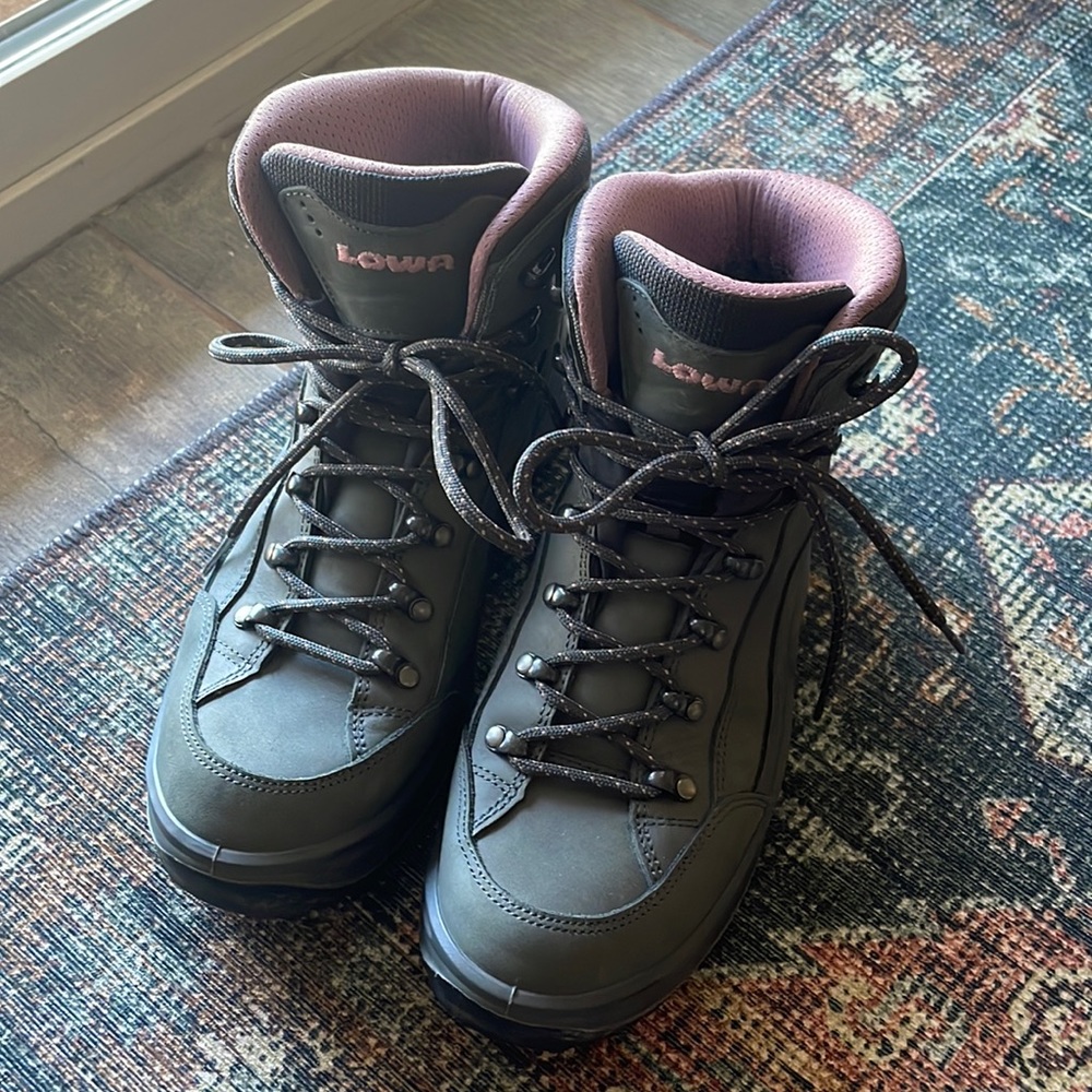 *Like New* Lowa Women's Renegade GTX Mid Boot 9.5, Graphite / Rose